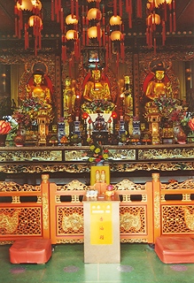 Altar im Kloster Po Lin